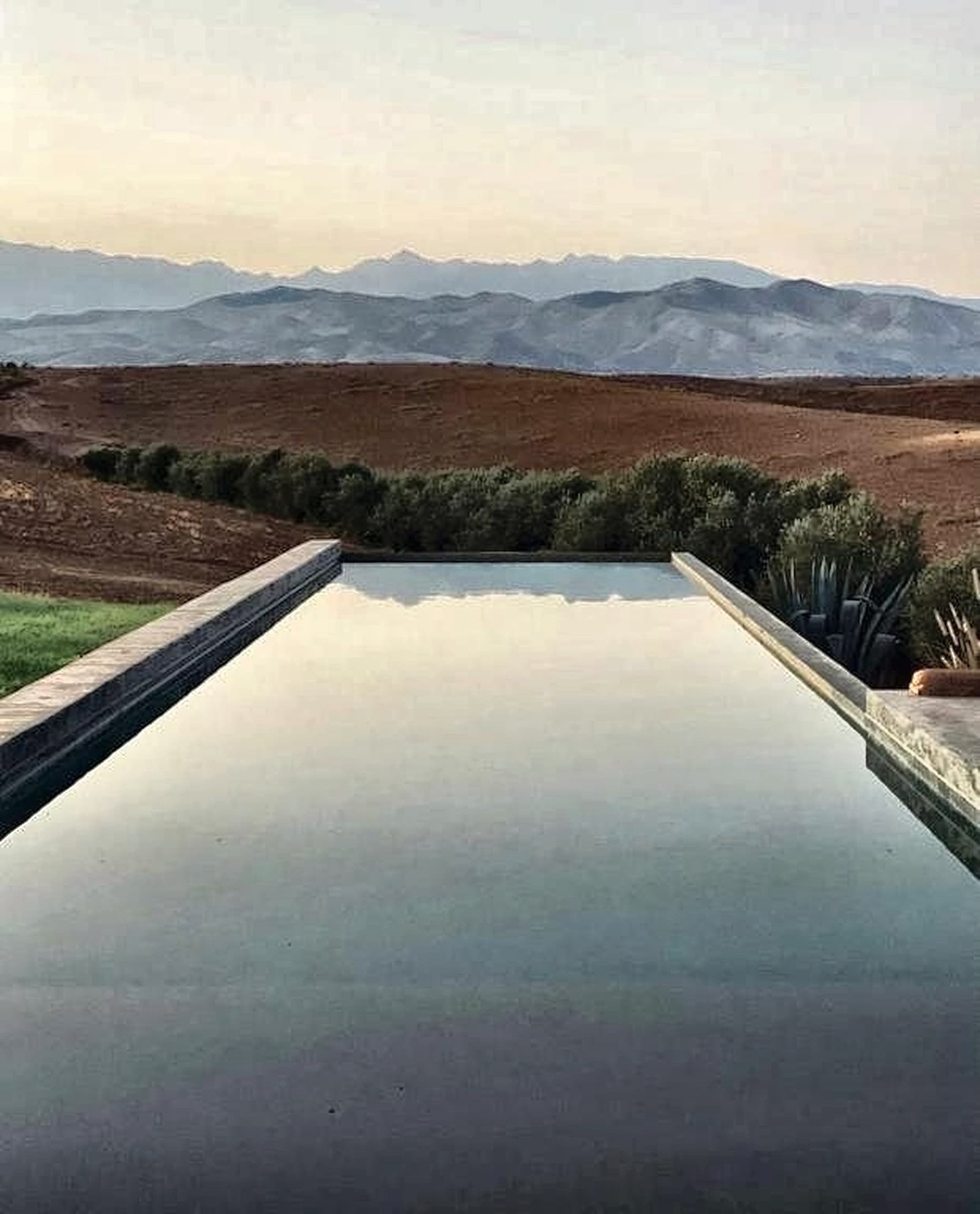 Piscine miroir de Villa K face aux montagnes de l'Atlas