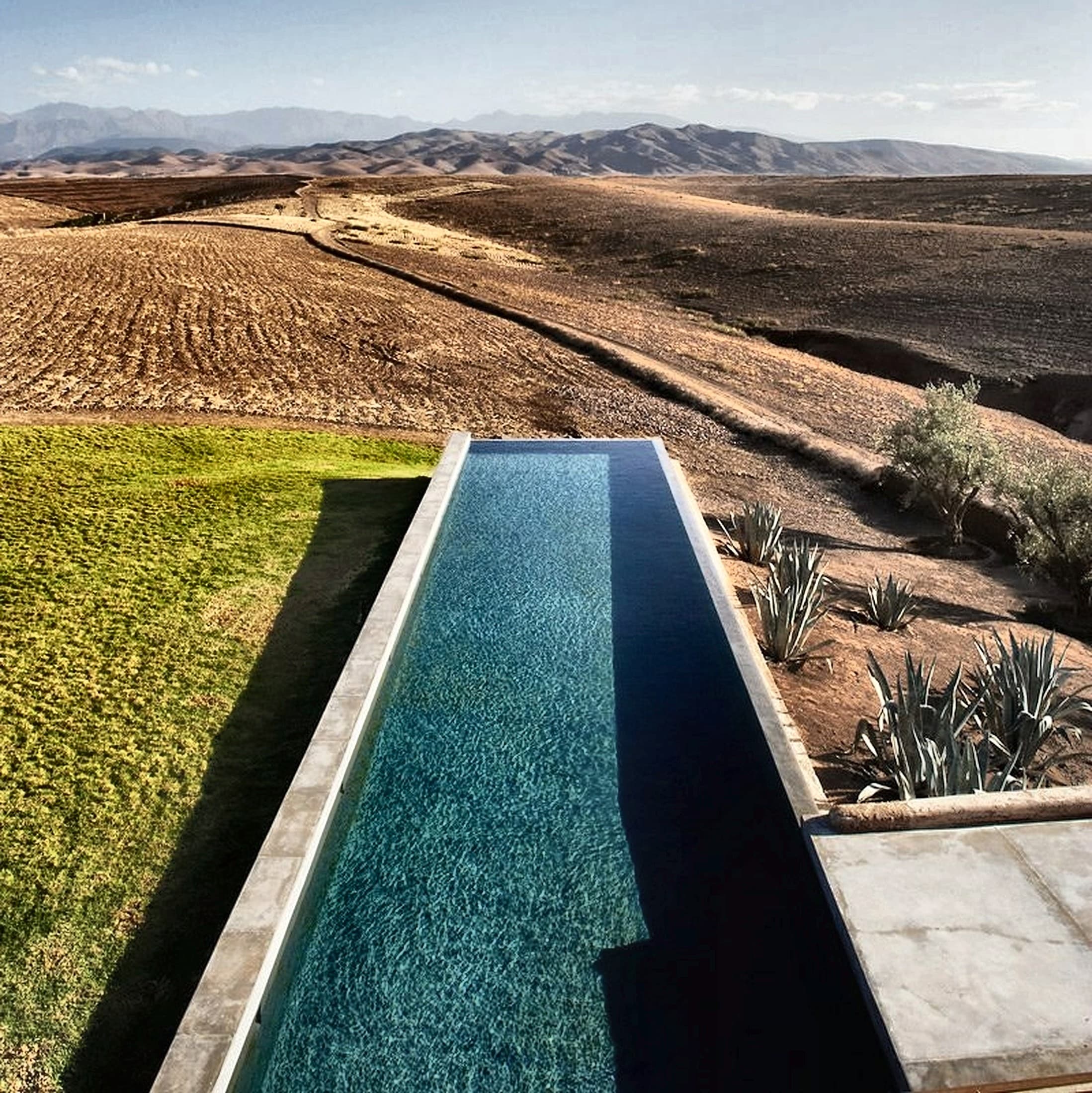 Piscine noire à débordement de Villa K face à l'Atlas